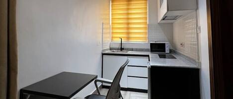 Frigorífico, microondas, placa de cocina y hervidor eléctrico