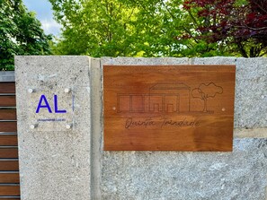A sign with 'AL' and 'Alojamento Local' indicating a local lodging facility. - Quinta Trindade (Arouca)