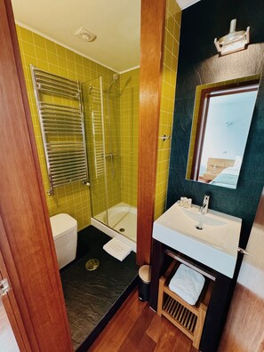 A bathroom with a shower, toilet, and sink. - Quinta Trindade (Arouca)