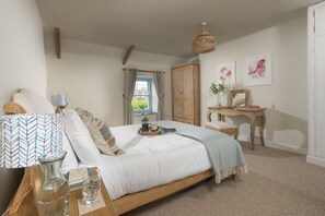 2 habitaciones, escritorio y tabla de planchar con plancha 