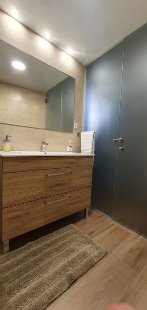 Standard Suite | Bathroom