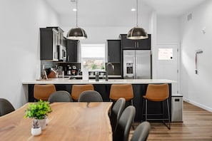 Refrigerador, microondas, horno, placa de cocina