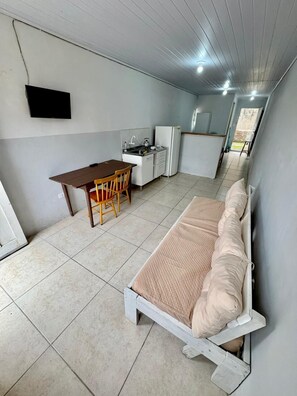 Apartemen | Dapur pribadi | Lemari es dan peralatan masak/sendok-piring