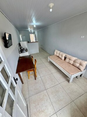 Apartment | Living room | 32-inch LCD TV with cable channels - Casa de Aluguel Cassino (Rio Grande)