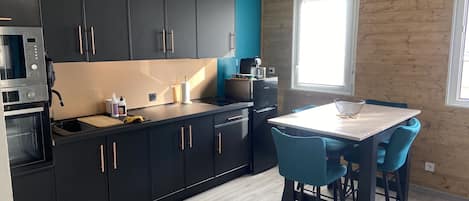 Kühlschrank, Mikrowelle, Ofen, Herdplatte