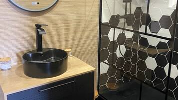 Een douche, handdoeken, zeep, shampoo