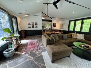 Smart-TV, peis, bøker og musikkbibliotek