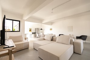 Appartement Luxe | Salle de séjour | TV connectée de 40 pouces avec chaßnes numériques