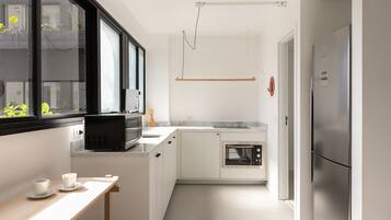 Apartamento luxo | Cozinha privada | Geladeira grande, micro-ondas, fogão, cooktop