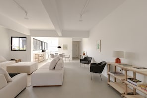 Leilighet – deluxe | Oppholdsrom | En 40-tommers smart-TV med digitale kanaler