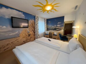 Phòng đôi Deluxe | Két bảo mật tại phòng, trang trí khác biệt 