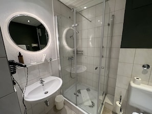 Klassieke studio | Badkamer | Een haardroger, handdoeken