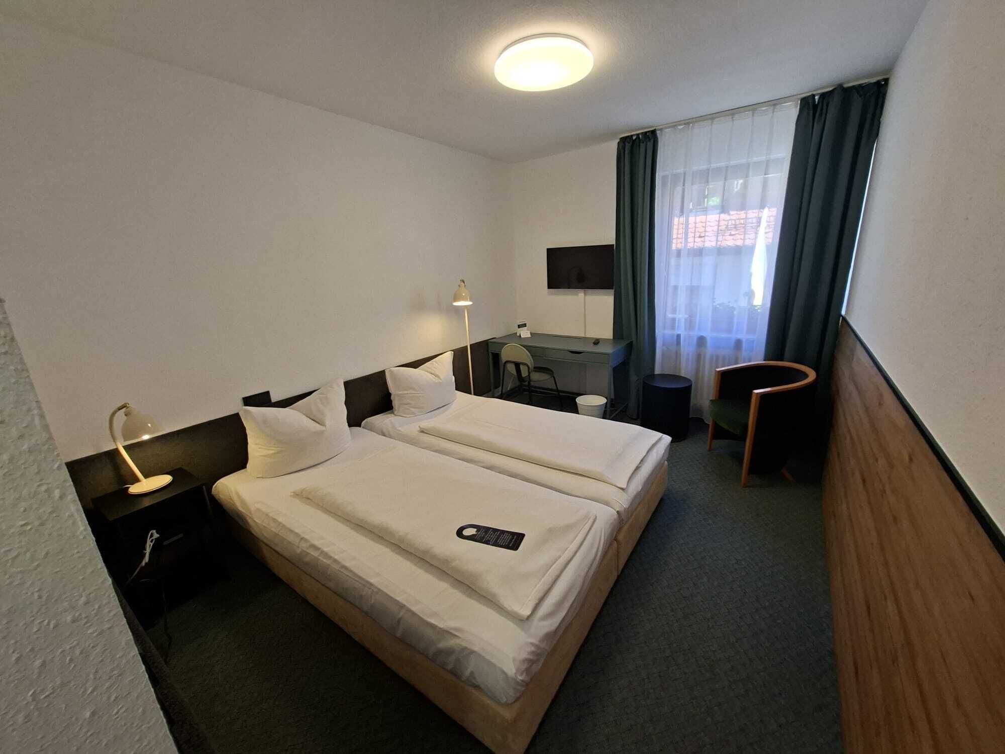Basic Double Room | Peti besi dalam bilik, dihias secara berasingan 