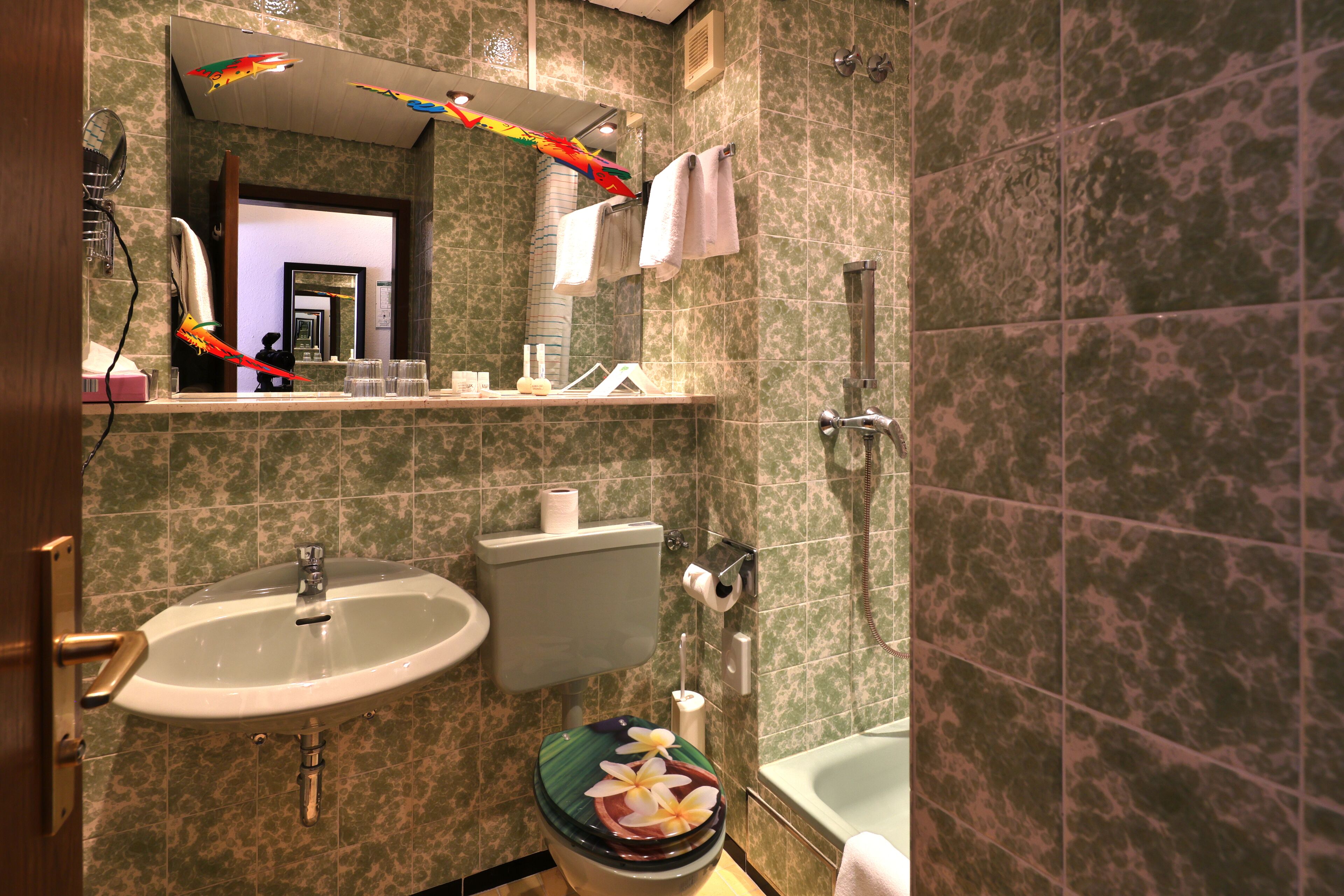 Un bagno con lavandino, WC e vasca da bagno.