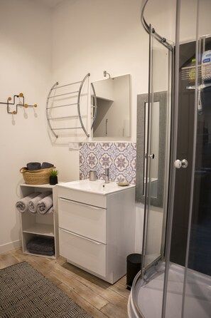 Shower, hair dryer, towels, soap