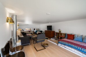 4 bedrooms, travel cot, free WiFi, bed sheets