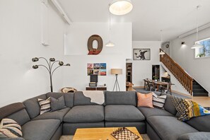 Smart TV, fireplace, books, music library