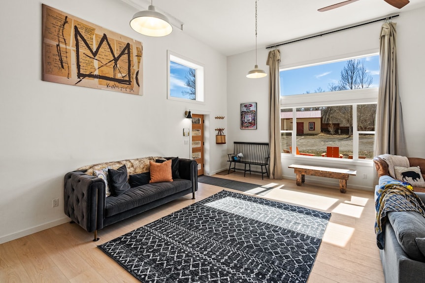 New River Island Retreat, Unique Industrial Style Modern On The Yellowstone - 利文斯頓