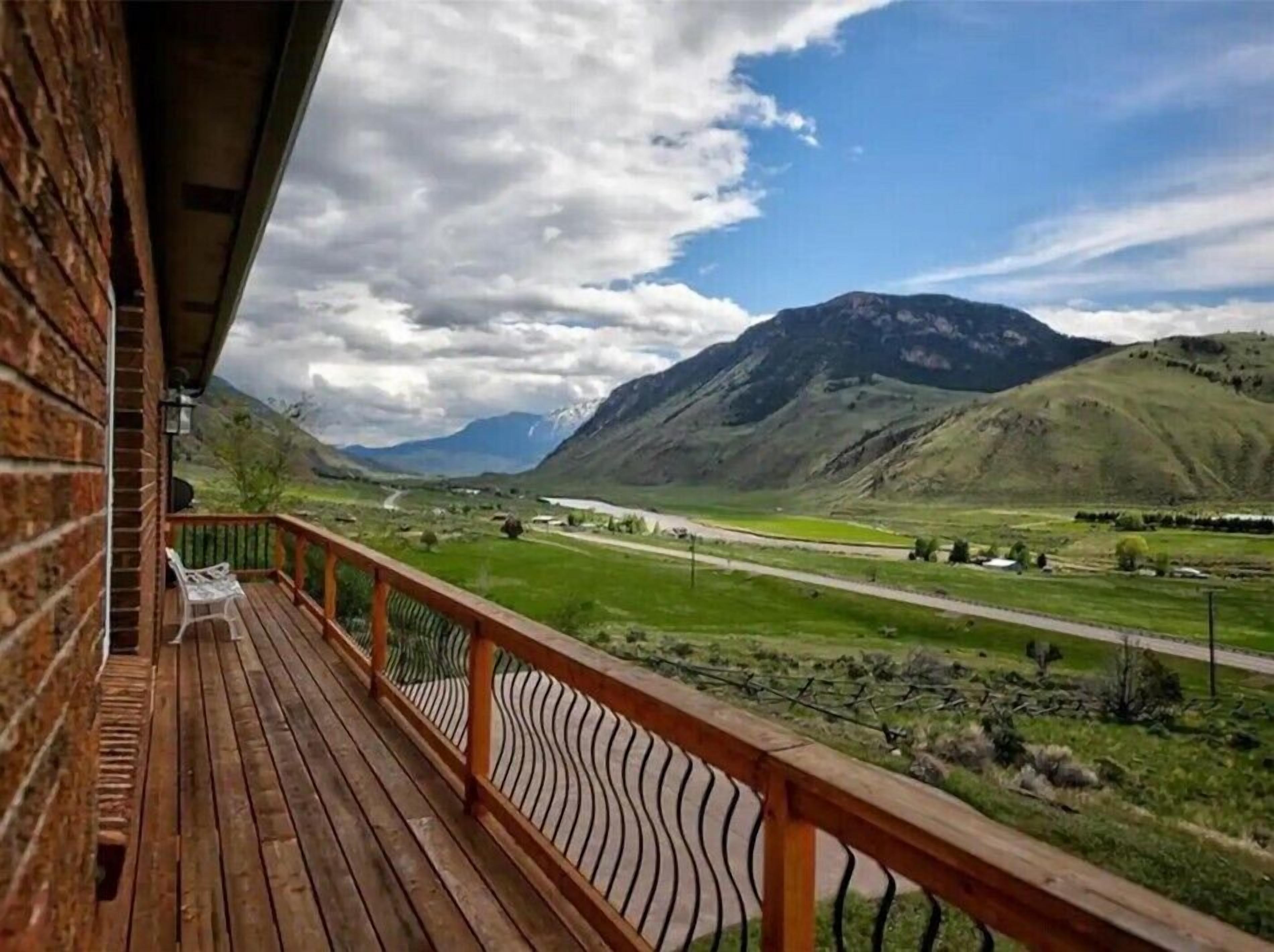 Saddle Ridge Retreat just 10 min from Yellowstone National Park