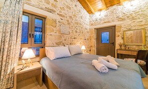 3 bedrooms, in-room safe, iron/ironing board, travel cot - Akalli Villa Private Pool & Hot Tub (Paraskevi)