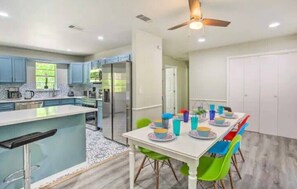 冷蔵庫、電子レンジ、オーブン、コンロ