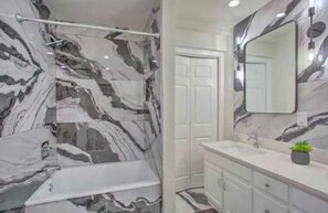 Hair dryer, towels, soap, shampoo - Lakefront Beach House Retreat - Escape to Nature! (Quinlan)