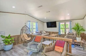 Smart TV - Lakefront Beach House Retreat - Escape to Nature! (Quinlan)