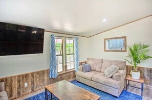 Smart TV - Lakefront Beach House Retreat - Escape to Nature! (Quinlan)