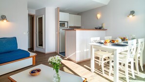 Un appartement moderne comprenant un salon, une kitchenette et un coin repas.