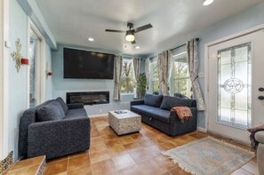 Smart TV - Lakefront Retreat Private Dock and Bonus Guest House (Quinlan)