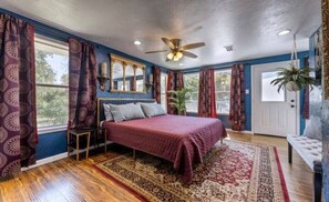 3 bedrooms, desk, free WiFi, bed sheets - Lakefront Retreat Private Dock and Bonus Guest House (Quinlan)