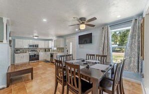 Dining - Lakefront Retreat Private Dock and Bonus Guest House (Quinlan)