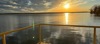 Lakefront Retreat Private Dock and Bonus Guest House