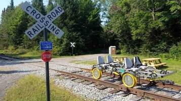 Un paso de tren con una señal de alto y una señal de advertencia.