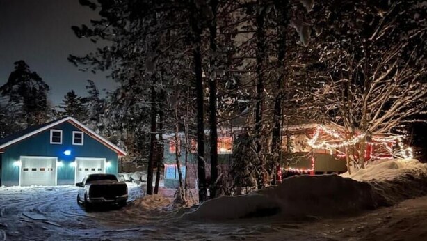 Une maison avec un garage et une allée.