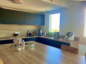 Køleskab, mikrobølgeovn, ovn, kogeplade