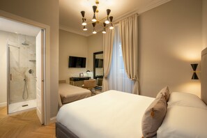 Deluxe Triple Room | Bathroom | Shower, free toiletries, hair dryer, bidet - Porta Castello Suites (Rome)