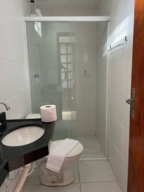 Shower, hair dryer, towels, soap - Hospedaria Cumbuco (Caucaia)