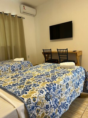 Desk, laptop workspace, blackout curtains, iron/ironing board - Hospedaria Cumbuco (Caucaia)