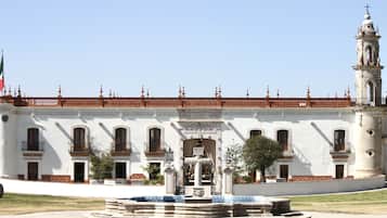 Vista frontal de la propiedad