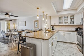 Appart'hôtel, plusieurs lits (Arena De Madeira 502- Premier) | Cuisine privée | Four, grille-pain