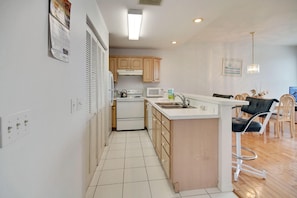 Condo, 1 cama King e sofá-cama (Amadeus 2) | Cozinha privada | Fogão, torradeira
