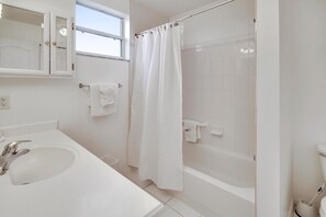 Condo, 1 très grand lit et 1 canapé-lit (Amadeus 3) | Salle de bain | Savon, papier de toilette