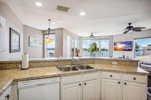 Condo, 1 très grand lit (Amadeus 5) | Cuisine privée | Un four, grille-pain
