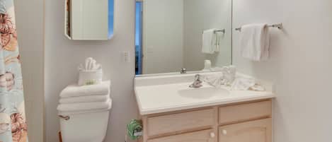 Condo, 1 cama King size y sofá cama (Amadeus 6) | Baño | Jabón y papel de baño