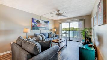 Leilighet, 1 kingsize-seng med sovesofa (Bayshore Yacht & Tennis 216) | Oppholdsområde | TV