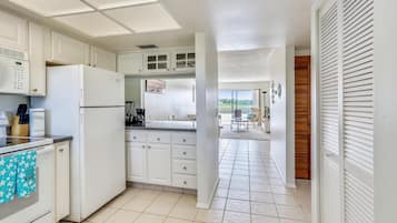 Kondominium, 1 Tempat Tidur Queen dengan tempat tidur Sofa (Bayshore Yacht & Tennis 314) | Dapur pribadi | Oven dan pemanggang roti