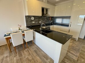 Geladeira, micro-ondas, fogão, lava-louças