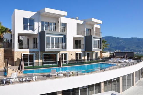 Lavender D7 Seaview Penthouse – Ideal for Families, Pool & Sunset Balcony