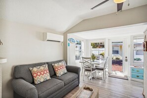 하우스, 퀸사이즈침대 1개 및 소파베드 (C2-Seahorse) | 거실 공간 | TV